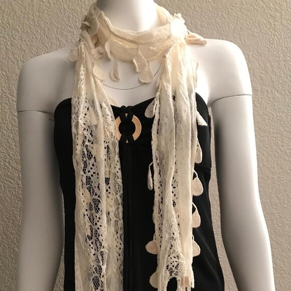 NWT Pier 1 Beige Crochet Lace Scarf - Picture 3 of 7